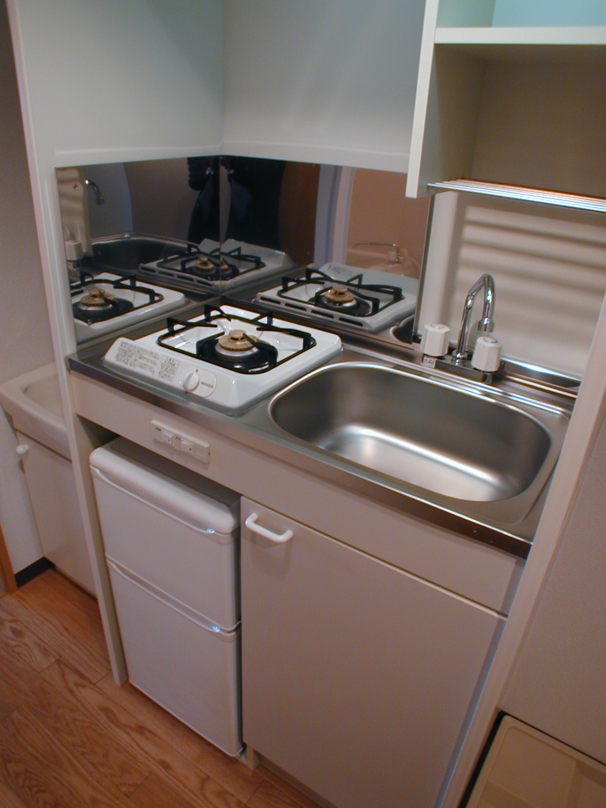 Kitchen. 2-neck with refrigerator! ! 