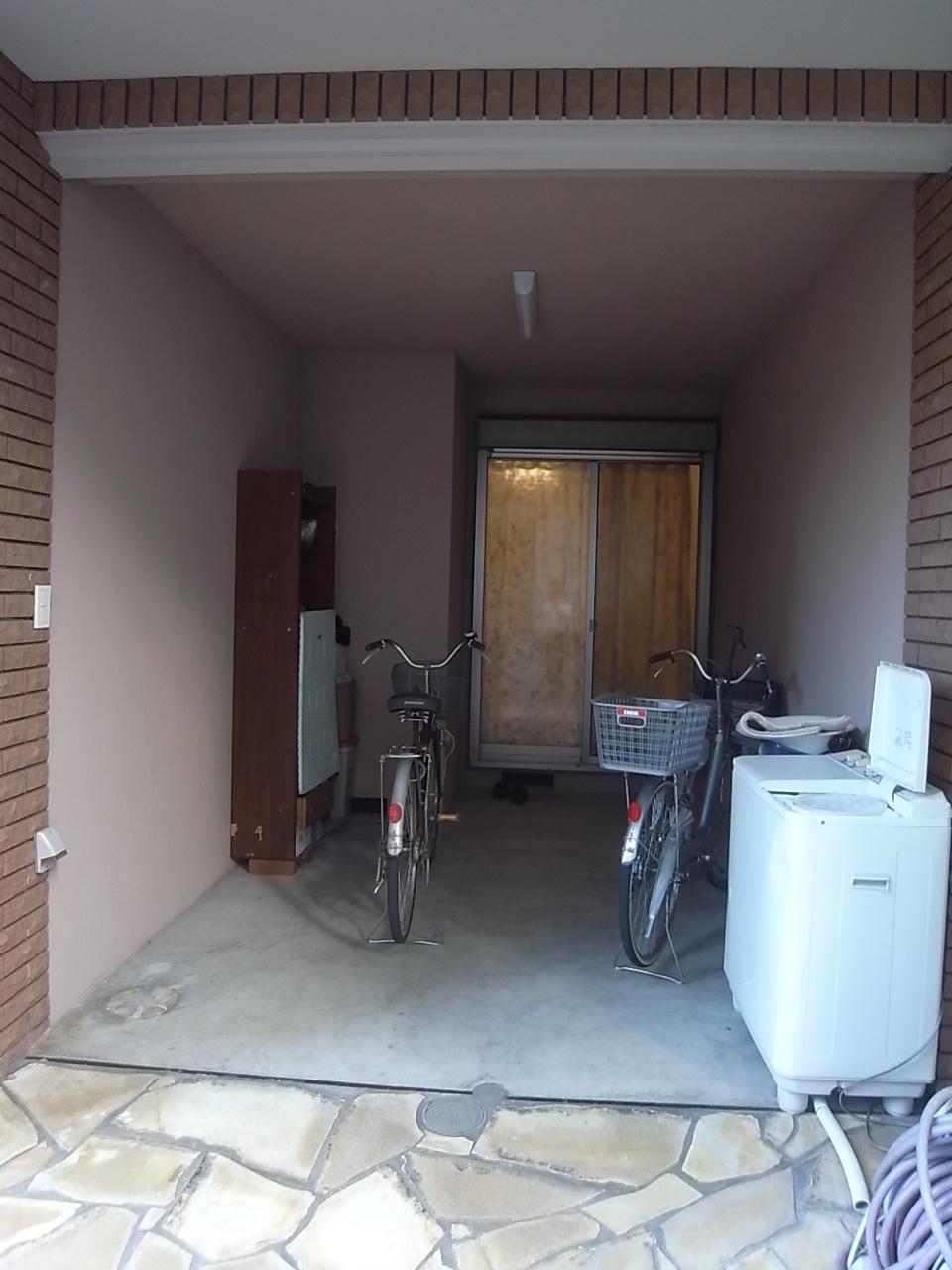 Local appearance photo. High roof available parking