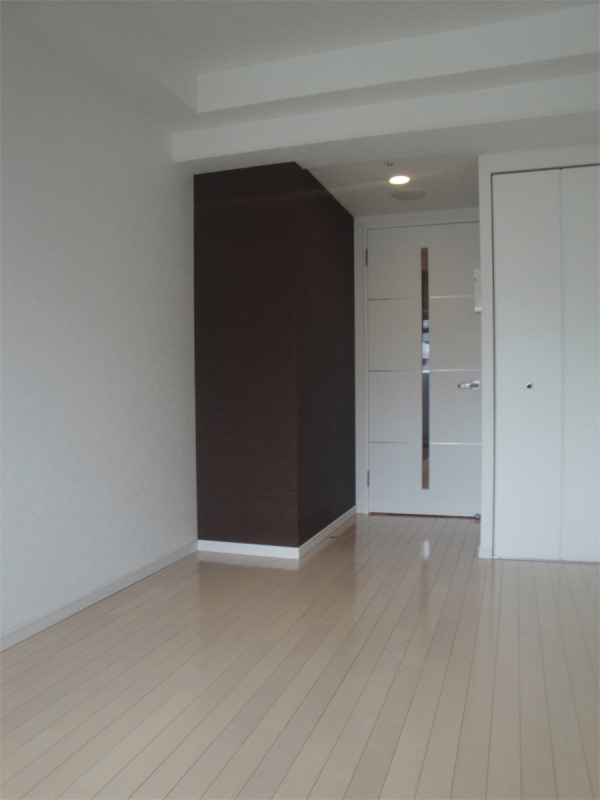 Living and room. Flooring shiny that the room looks bright!