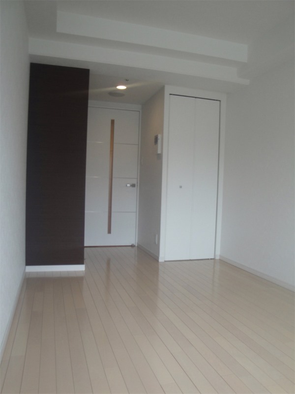 Living and room. Accent Cross is fashionable Western-style! !