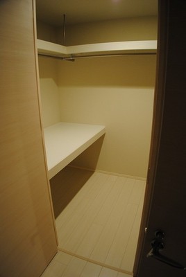 Receipt. Western-style 7.1 Pledge Walk-in closet