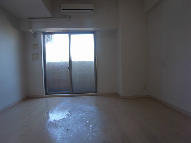 Living and room. Wide than it looks Western-style. 