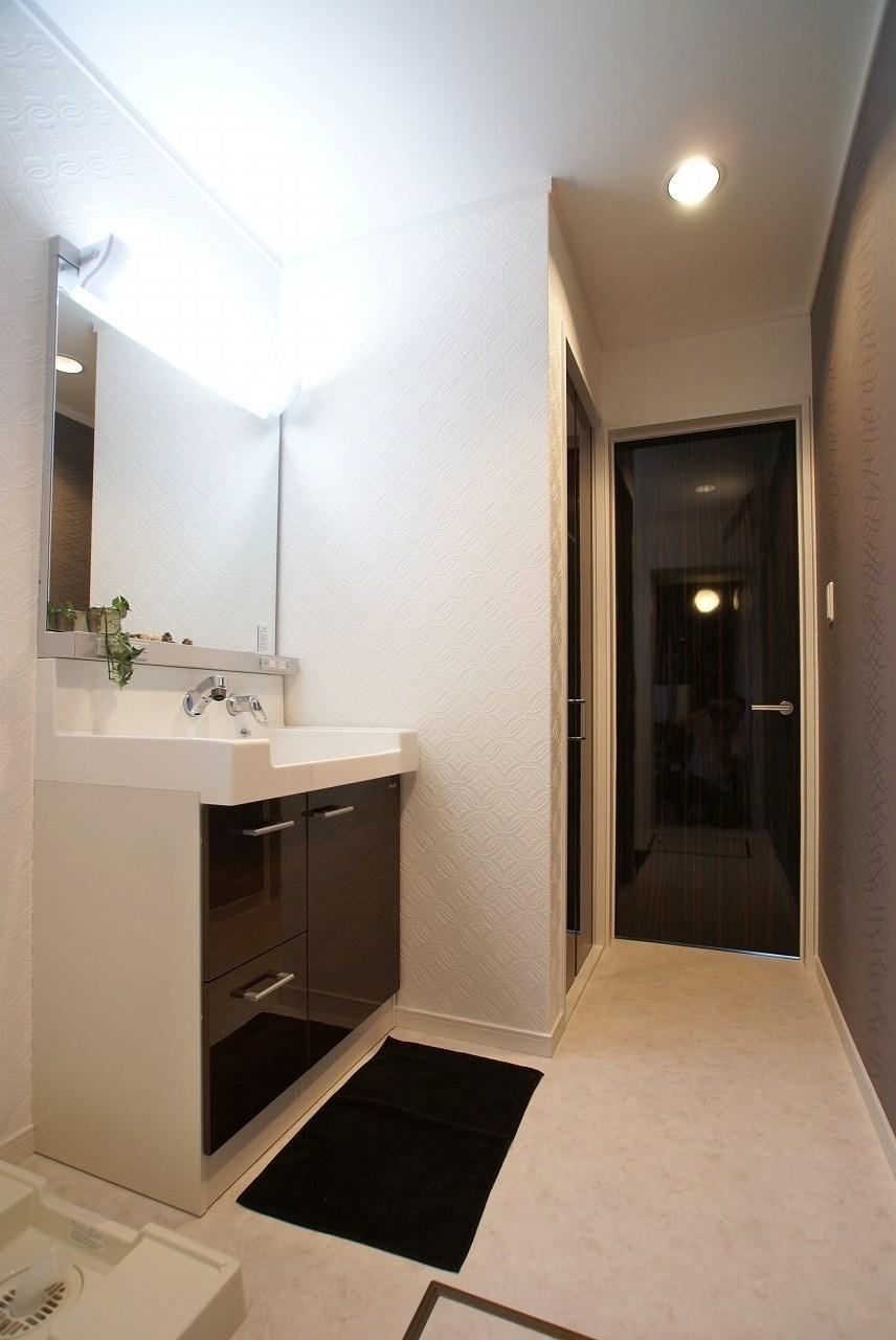 Easy to clean, Washbasin with cleanliness. A large mirror, Pat morning grooming! (Our example of construction)