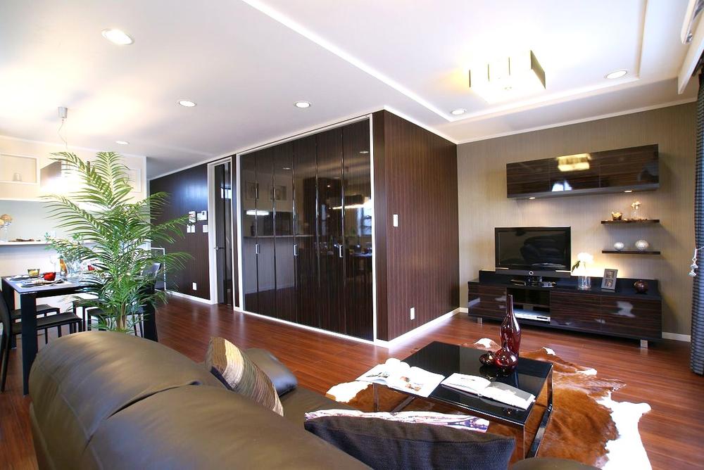 Since you are designing your room so that the arrangement of the furniture is easy to, You can easily styling the room to come to invite friends. (Our example of construction)