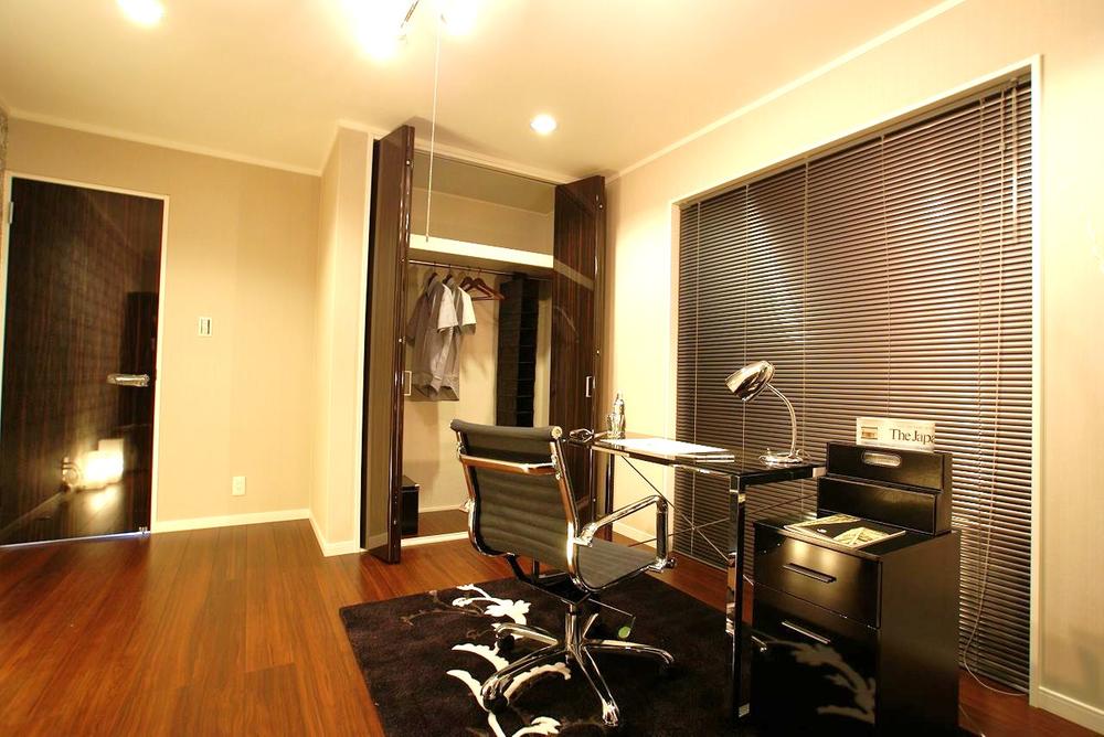 Non-living room. You can have stylish space-making is, Precisely because designer house. From the floor color to wallpaper, We have chosen as the room looks the best. (Our example of construction)