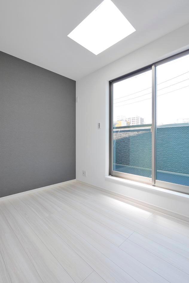 Non-living room. Since we are using the wallpaper of the grown-up shades, It will be the impression of the room with a feeling of luxury.