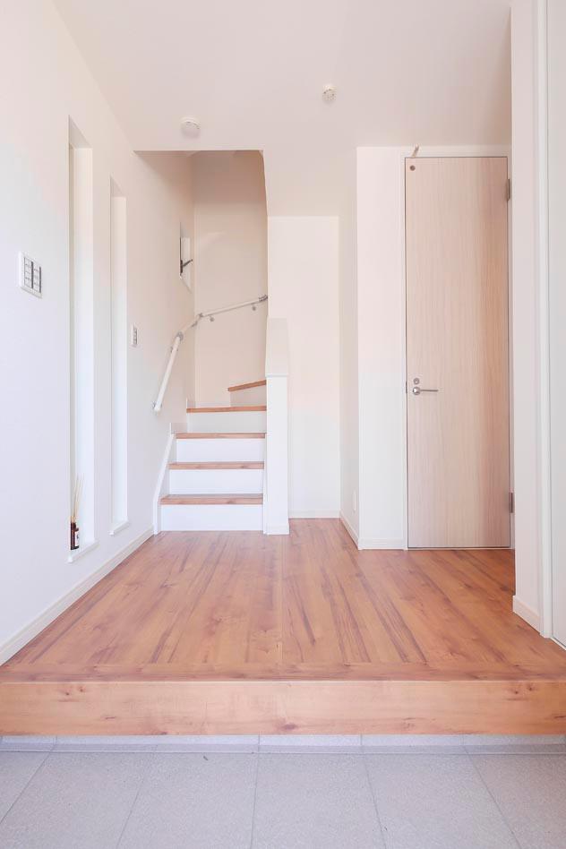 Entrance. Spacious and bright entrance. The floor is also a warm hue, You calm.