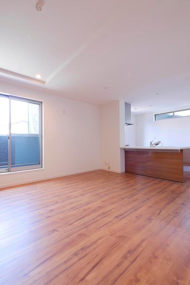 Living. Spacious living. The color of the flooring warm, And finished with a room that does not get tired even after many years.