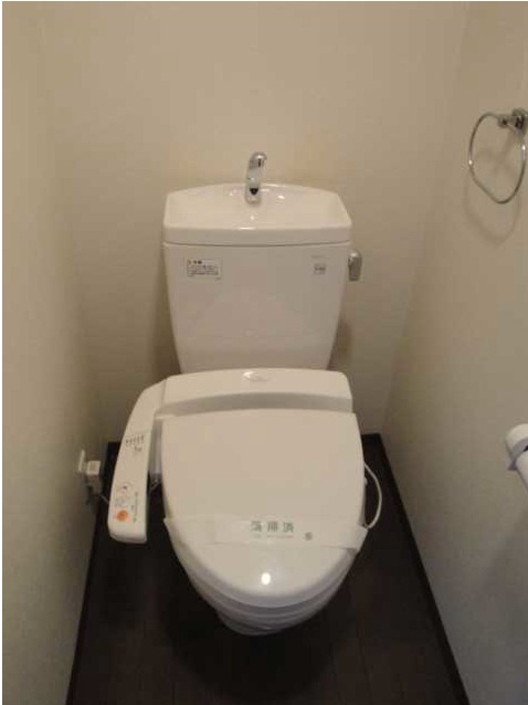 Toilet. Washlet equipped! 