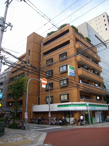 Convenience store. 2m to FamilyMart feudal era police rank-cho store (convenience store)