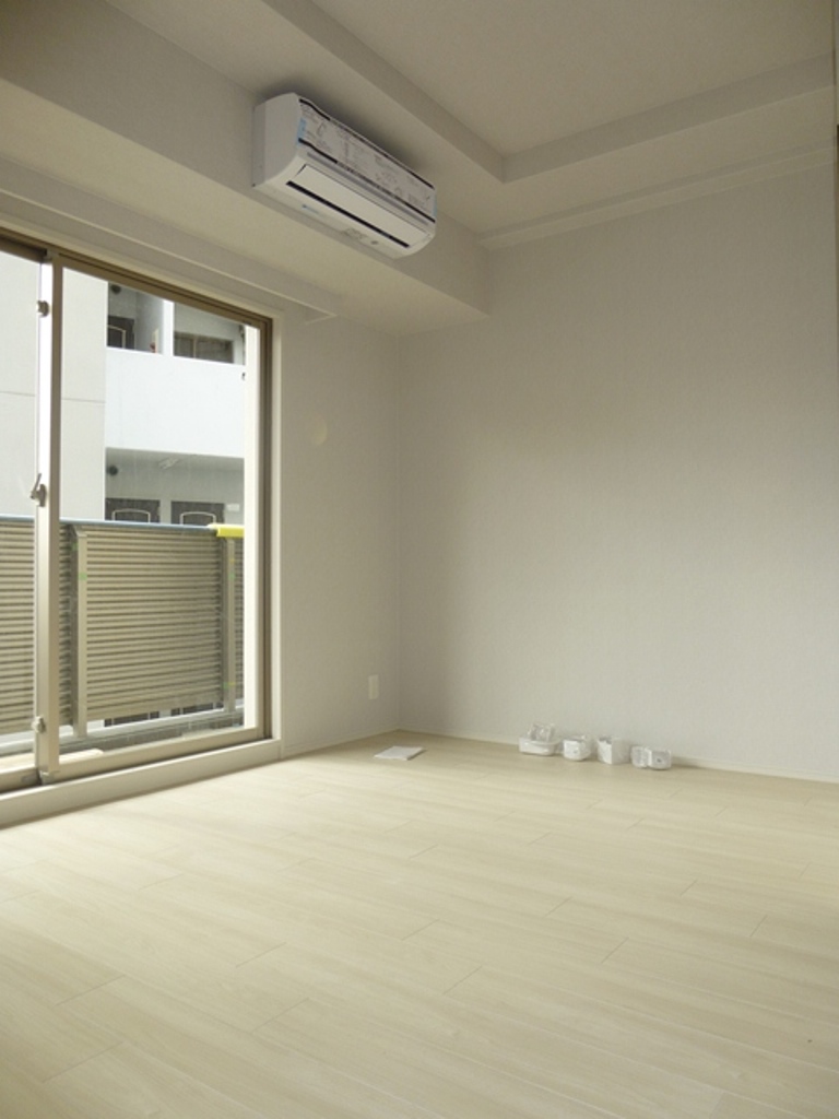 Living and room. Although there is a building on the right-hand side, Front (south) are we missing! 