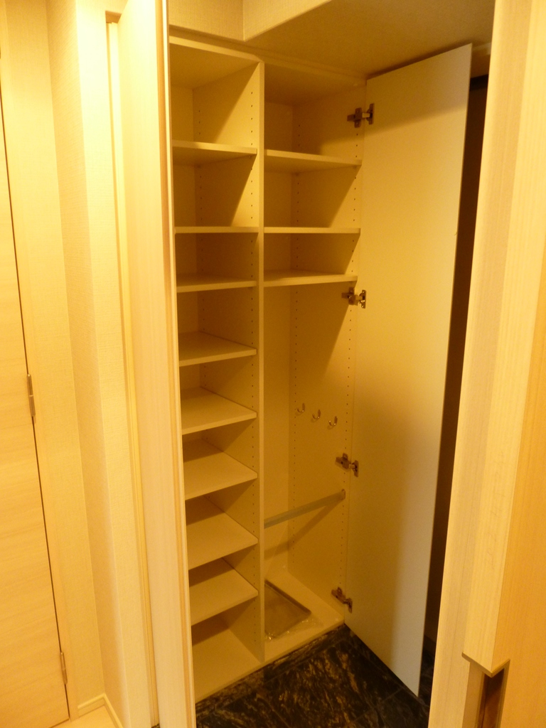 Entrance. Large shoes BOX umbrella freshly built! 