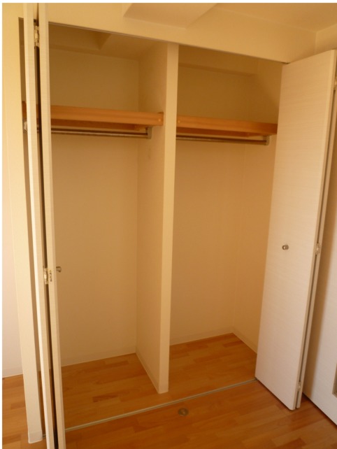 Receipt. Large closet! It will enter luggage plenty! !