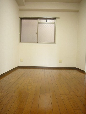 Living and room. Western-style is equipped with a window on the east side! It passes wind! !