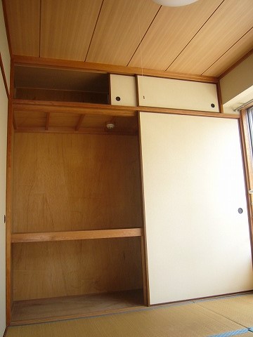 Receipt. 1 between a half and upper closet is also a large closet