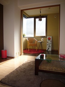 Living and room. It 2 tatami mat in the back is also good as a cafe space