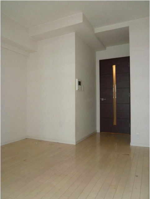 Living and room. Another one Pashari'! !