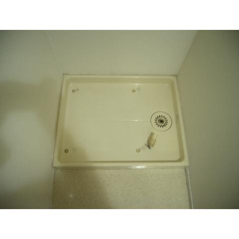 Other room space. Indoor laundry bread