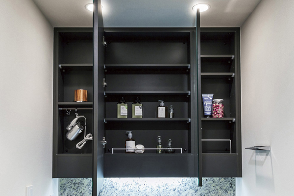 Bathing-wash room.  [Three-sided mirror back storage] On the back of the three-sided mirror, Wide storage provided such as tissue box holder is assured (same specifications)