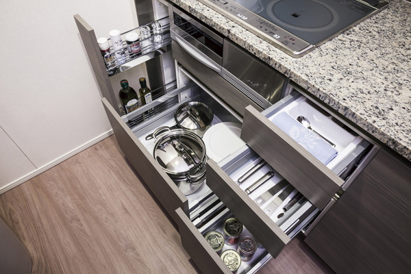 Kitchen.  [Slide cabinet] Adopted also taken out easily slide cabinet things back. The silent system, Drawer closes quietly (same specifications ※ Under the sink is the opening and closing door)