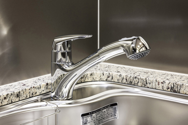 Kitchen.  [Grohe manufactured by mixing faucet] Withdraw the shower head, Sink of care convenient faucet on, such as the excellent design of Germany ・ Grohe, Inc.. water temperature ・ Water adjustment can be done with one hand (same specifications)