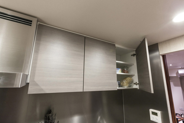 Kitchen.  [Cupboard hanging with earthquake-resistant latch] To lock the door during an earthquake, With earthquake-resistant latch to prevent the jumping out of things in. In a cupboard bottom, LED down lights that illuminate the hand is provided (same specifications)