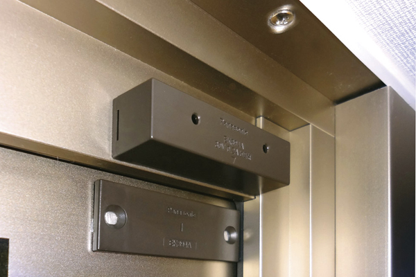 Security.  [Security magnet sensor] The entrance door can be opened and closed opening of all dwelling units, Sensor to prevent unauthorized intrusion has provided (same specifications)