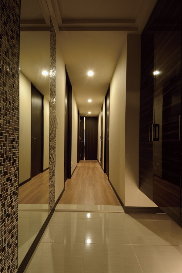 Interior.  [hole] Entrance hall with a grace to welcome the live person and guests. Spacious space in a calm atmosphere we are directing (B2 type model room)