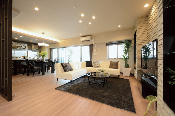 Living.  [living ・ dining] What is required in the house is located in the energetic city center. that is, Fleeting away from the hustle and bustle, Change in my time relaxation and healing for changing to your Moto, Agreeable silence. And is elegant and rich space in high quality to meet the rich personality that has been polished to the sensibility of the above all sophisticated style (B2 type model room)