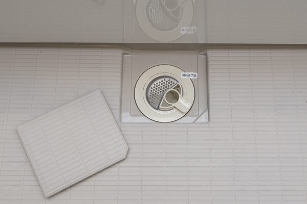 Bathing-wash room.  [Swish swish and clean the drain outlet] Easily gathered hair, Hair catcher of discarded easy new shape. Fluorine-based special coating on the surface prevents the dirt, It kept clean (same specifications)
