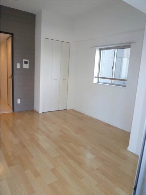 Living and room. The room is also bright with a bay window. 