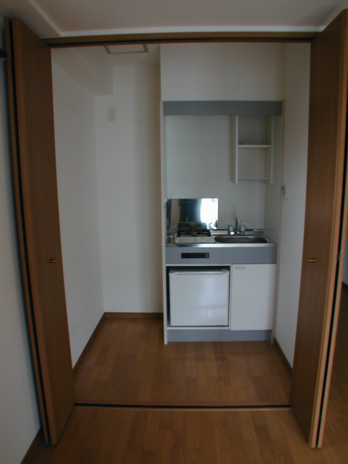 Kitchen. Rare independent kitchen type! 