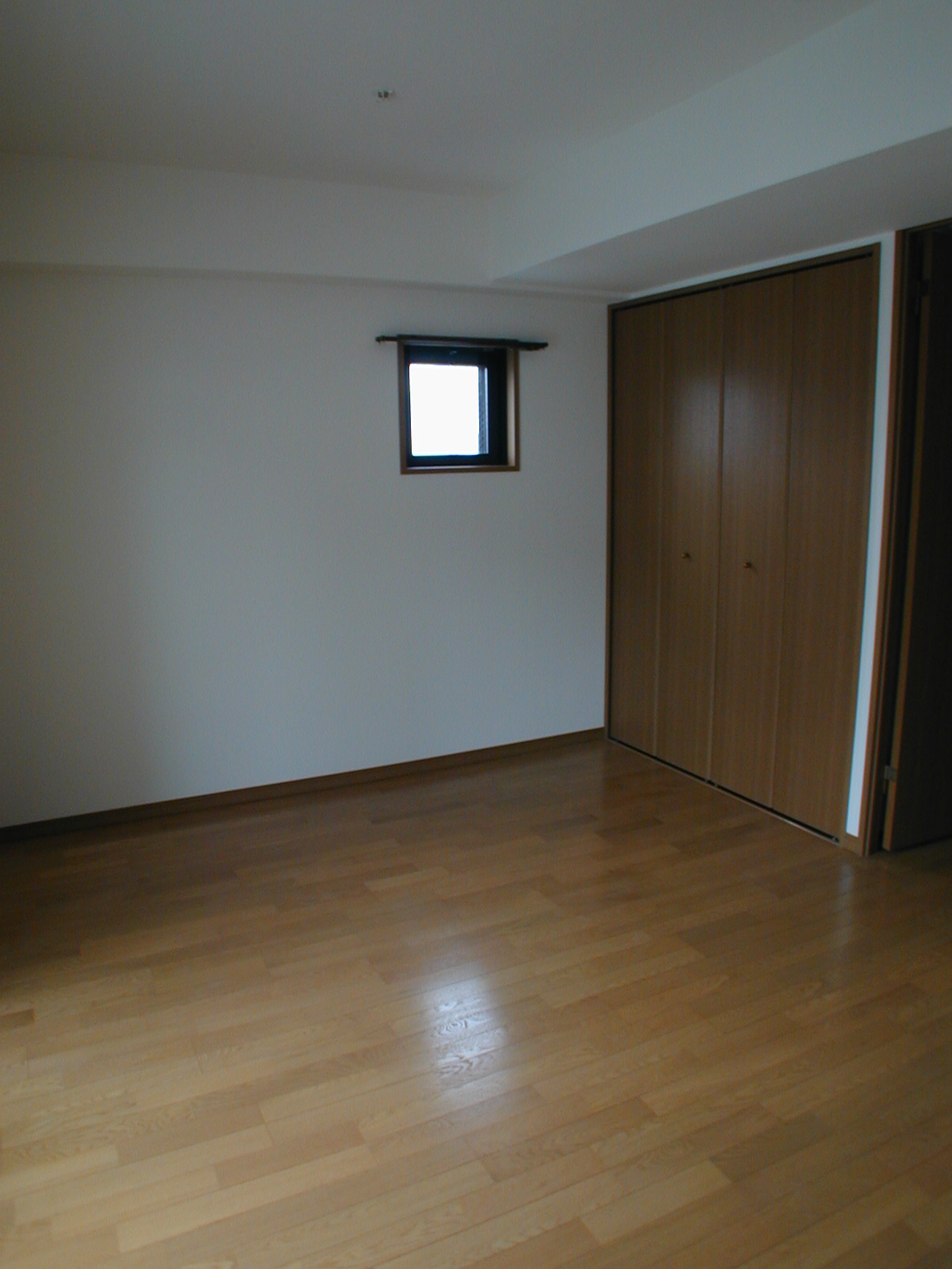 Living and room. The room is also bright with a bay window to the south! ! 