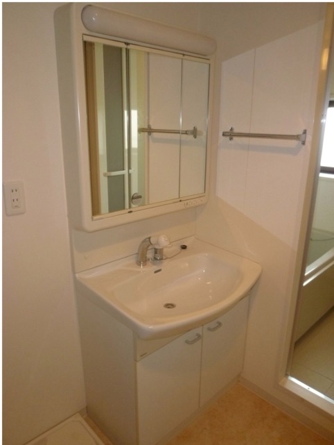 Washroom. Shampoo dresser has also been equipped!