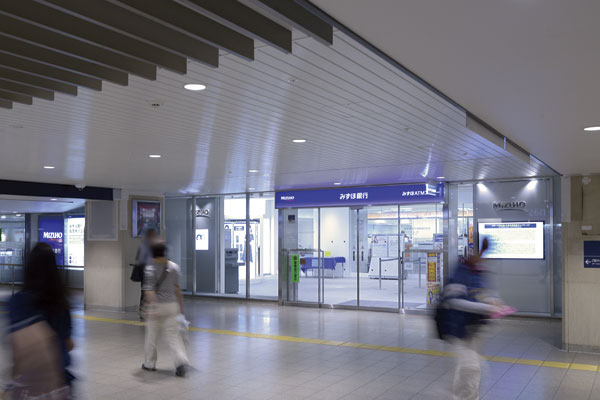 Surrounding environment. Mizuho Bank Hankyu Umeda branch (13 mins ・ About 1020m)