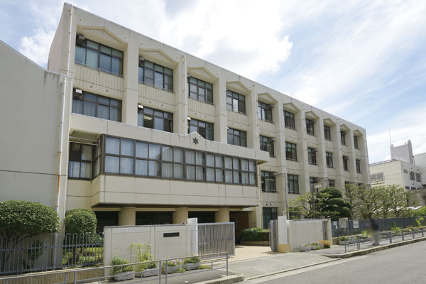 Surrounding environment. Municipal Nakatsu Elementary School (5 minutes walk ・ About 330m)