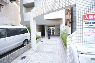 Entrance. Front door