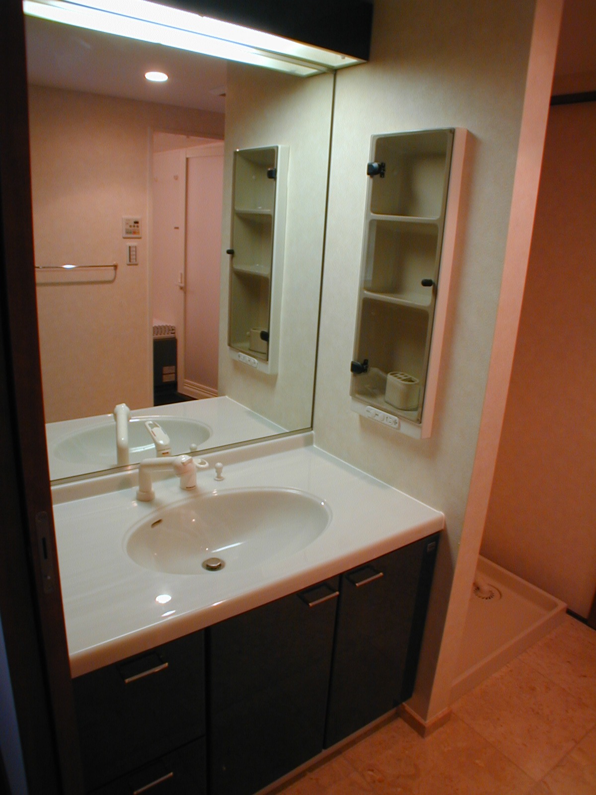 Washroom. Since a large mirror set of every day of the hair also OK! !