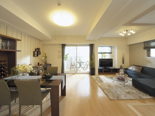 Living.  [living ・ dining] Flooring Ya to spread the kindness of trees in space, South-facing opening to deliver the light and wind etc., Living wrapping living in the cozy atmosphere ・ Dining (A2 type ・ Menu 2 ※ Free of charge, Application deadline Yes ・ model room)