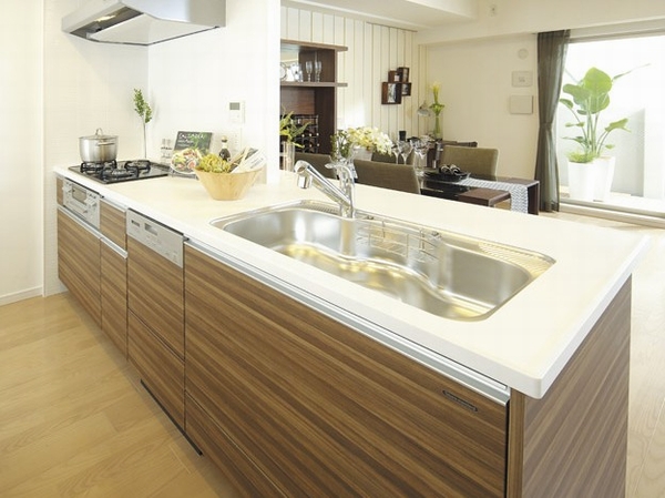 Kitchen.  [kitchen] Cooking to overlook the living room while, Fun Mel face-to-face counter-style kitchen is also conversation. Artificial marble made of flat type of counter top, Spacious and easy to use and work efficiency is also up. Equipped with a variety of facilities and functional storage space (A2 type ・ Menu 2 ※  ・ model room)