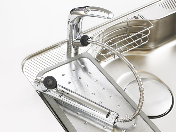 Kitchen.  [Water purification function with hand shower faucet] With water purification function that can be used at any time in delicious water is food and drink. Sink of care is a simple hand shower faucet (same specifications)
