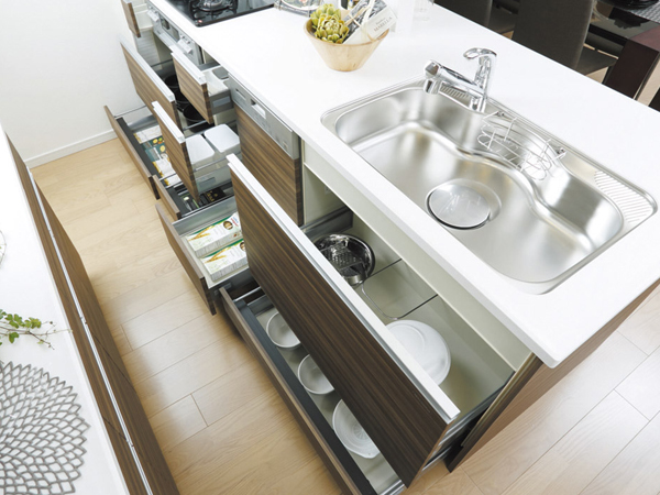 Kitchen.  [Slide cabinet] And it overlooks the housing compound from above, The back of the mono also taken out easily sliding storage. Soft closer with features that closed simply by pressing lightly (same specifications)