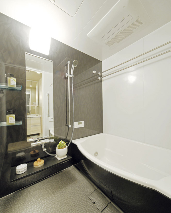 Bathing-wash room.  [bathroom] Bathroom of sophisticated beautiful designs. Round type wide tub, Sitz bath you can enjoy sitting on the step. Quality specification that can safely fatigue and stress and clean. Standard equipment (A2 type a variety of features that will want to spend with long ・ Menu 2 ※  ・ model room)