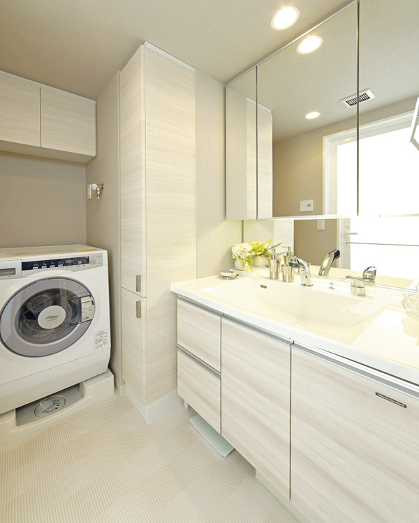 Bathing-wash room.  [bathroom] Beauty and, Wash room cleanliness certain design with functionality. The vanity of modern design, Adopted trimmed easy three-sided mirror type the grooming (A2 type ・ Menu 2 ※  ・ model room)