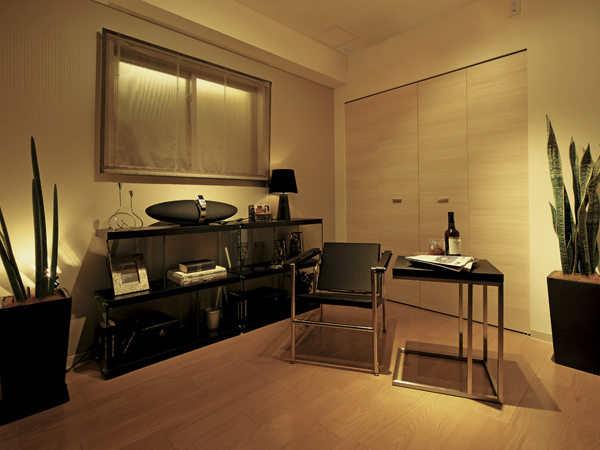 Interior.  [Western style room] Fun hobby-free hobby room Ya, Study for the business and reading, Such as a comfortable study room of the child, Is a private room that can be used for multiple purposes in accordance with the lifestyle (A2 type ・ Menu 2 ※  ・ model room)