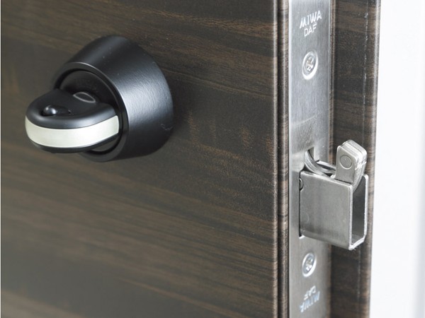 Security.  [Sickle-type deadbolt ・ Crime prevention thumb turn] On top of the double lock ・ Adopted Kamashiki dead bolt in the lower part of both. By dead bolt coming protruding sickle mates with strong and strike part, Make it difficult to pry. Also, Thumb turn security thumb turn be adopted to prevent the incorrect lock by turning (same specifications)