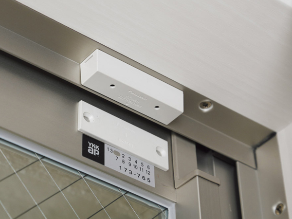 Security.  [Security magnet sensor] Set up a crime prevention magnet sensor and the entrance door each dwelling unit in the window (except for some). When the sensor detects an abnormal, With emit a warning sound from the intercom, Automatically reported to the control room and the security company (same specifications)