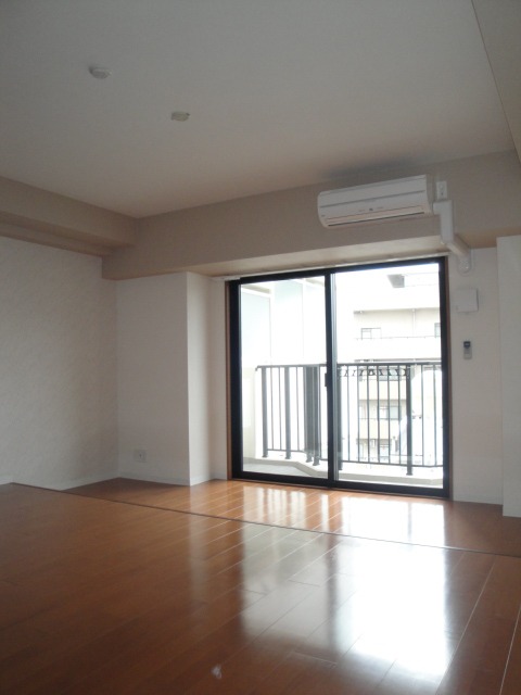 Living and room. New sense 1LDK that separated the LDK and Western-style by the step! 