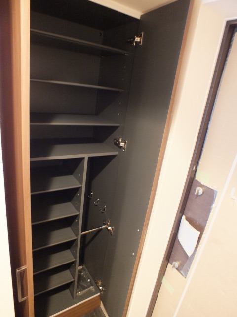 Entrance. Plenty contains the shoes! Umbrella stand is also built-in!