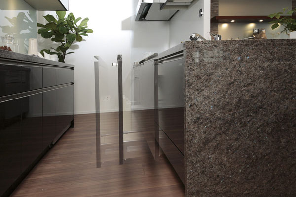 Kitchen.  [Soft-close function with slide cabinet ・ Width wood storage] Since the draw as far as it will go, Pots and kitchen tools also be dismissed easier, Secure a space that can hold small items such as also to Habaki part. Quiet to close with soft close function to be sucked (same specifications)